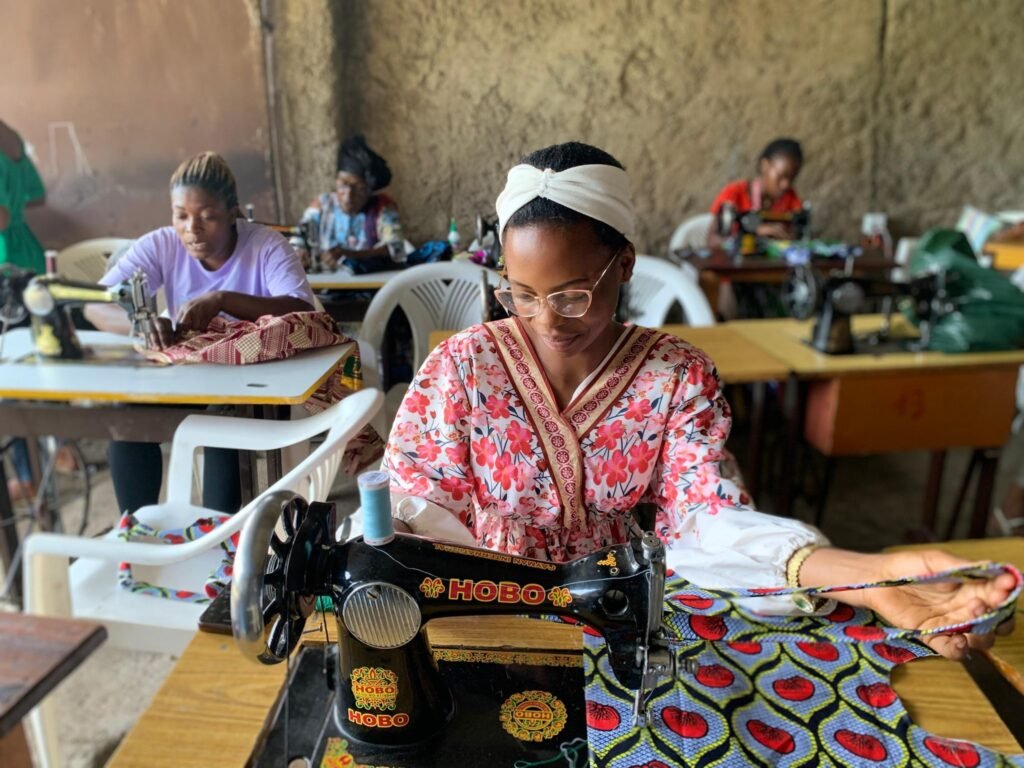 La formation 100% pratique en coupe et couture continue à HOLD DRC !